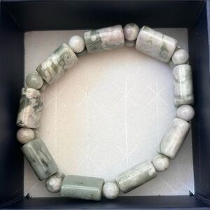 Neutral toned beaded bracelet